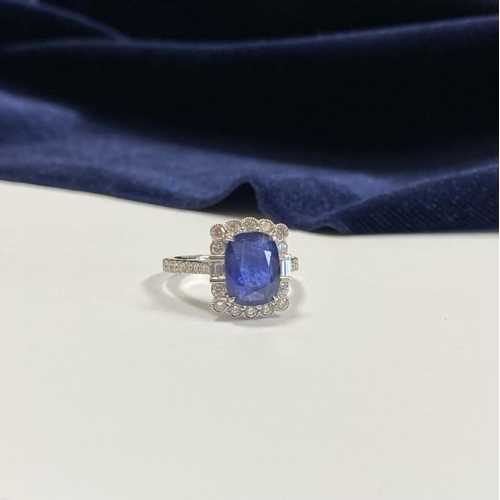 2 - A VERY BEAUTIFUL 18CT WHITE GOLD ART DECO INSPIRED CEYLON SAPPHIRE & DIAMOND CLUSTER RING, the centr... 