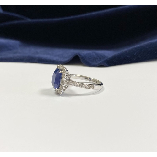 2 - A VERY BEAUTIFUL 18CT WHITE GOLD ART DECO INSPIRED CEYLON SAPPHIRE & DIAMOND CLUSTER RING, the centr... 