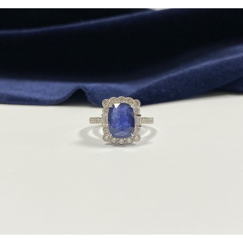 2 - A VERY BEAUTIFUL 18CT WHITE GOLD ART DECO INSPIRED CEYLON SAPPHIRE & DIAMOND CLUSTER RING, the centr... 