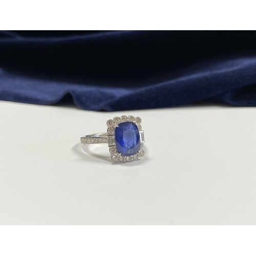 2 - A VERY BEAUTIFUL 18CT WHITE GOLD ART DECO INSPIRED CEYLON SAPPHIRE & DIAMOND CLUSTER RING, the centr... 