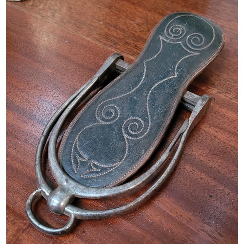 206 - AN UNUSUAL IRISH 19TH CENTURY EQUESTRIAN ITEM: This is a late 19th century Lennan Stirrup, patented ... 