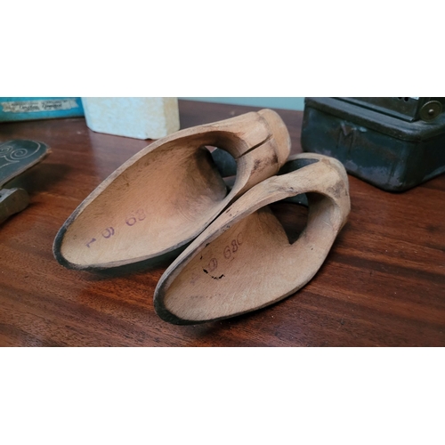 208 - A PAIR OF NARROW HANDMADE VINTAGE WOODEN SHOE STRETCHERS, in good condition, nice tone to the wood. ... 