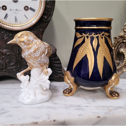 212 - TWO COLLECTABLE PIECES OF PORCELAIN: (i) A 19TH CENTURY BLUE & GOLD WORCESTER PORCELAIN POT / VASE, ... 