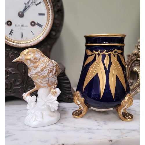 212 - TWO COLLECTABLE PIECES OF PORCELAIN: (i) A 19TH CENTURY BLUE & GOLD WORCESTER PORCELAIN POT / VASE, ... 