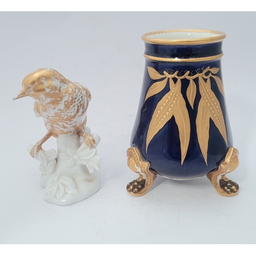 212 - TWO COLLECTABLE PIECES OF PORCELAIN: (i) A 19TH CENTURY BLUE & GOLD WORCESTER PORCELAIN POT / VASE, ... 