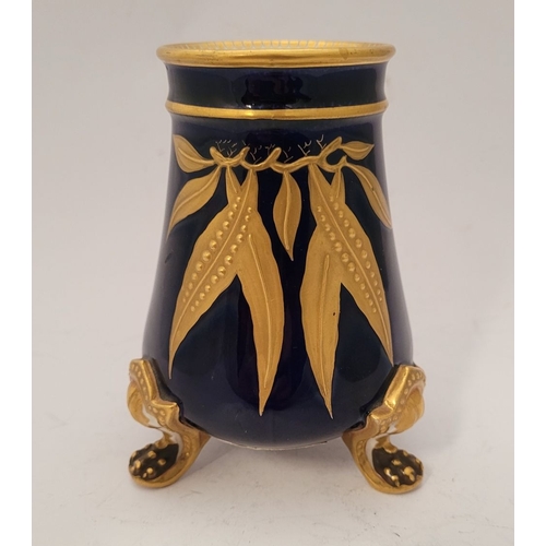 212 - TWO COLLECTABLE PIECES OF PORCELAIN: (i) A 19TH CENTURY BLUE & GOLD WORCESTER PORCELAIN POT / VASE, ... 