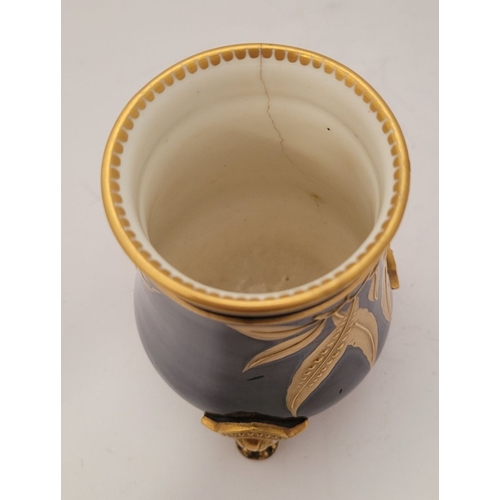 212 - TWO COLLECTABLE PIECES OF PORCELAIN: (i) A 19TH CENTURY BLUE & GOLD WORCESTER PORCELAIN POT / VASE, ... 