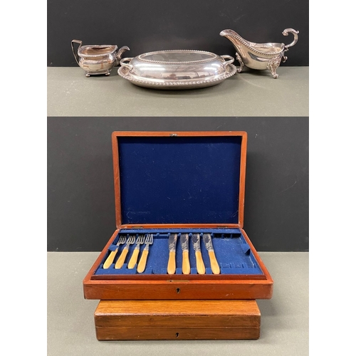 246 - A SILVERPLATE LOT TO INCLUDE (i) an oval covered tray, with two handles and gadrooned design to cove... 