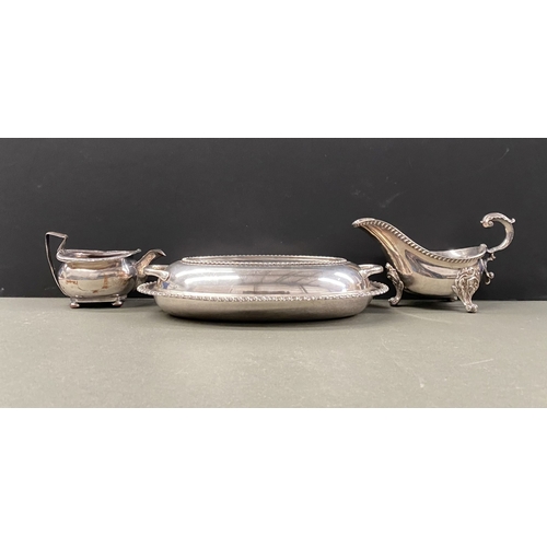 246 - A SILVERPLATE LOT TO INCLUDE (i) an oval covered tray, with two handles and gadrooned design to cove... 