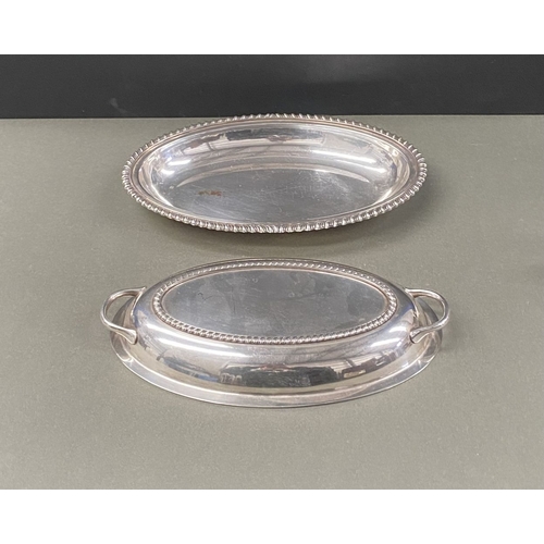 246 - A SILVERPLATE LOT TO INCLUDE (i) an oval covered tray, with two handles and gadrooned design to cove... 