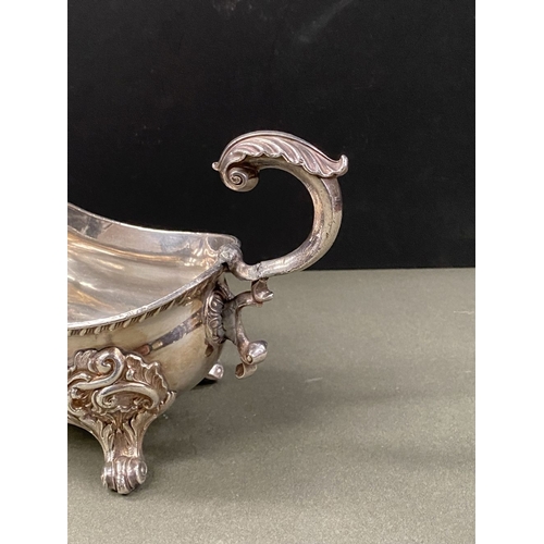 246 - A SILVERPLATE LOT TO INCLUDE (i) an oval covered tray, with two handles and gadrooned design to cove... 