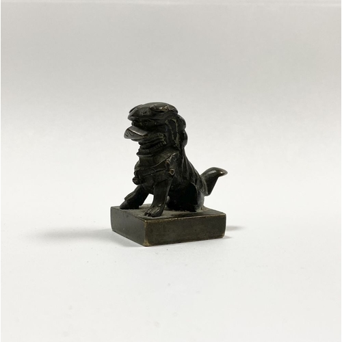 25 - A QING DYNASTY CHINESE BRONZE ‘FOO DOG’ SEAL, the seal surmounted by foo dog in seated position, fac... 