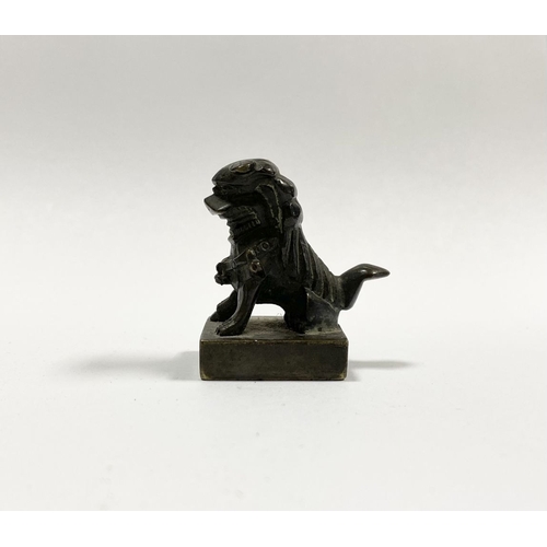 25 - A QING DYNASTY CHINESE BRONZE ‘FOO DOG’ SEAL, the seal surmounted by foo dog in seated position, fac... 