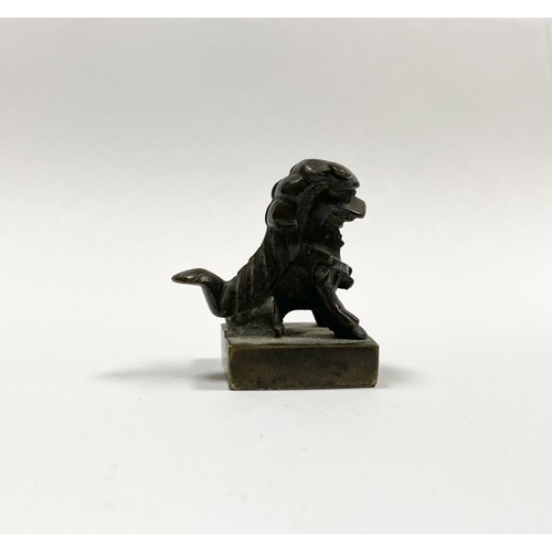 25 - A QING DYNASTY CHINESE BRONZE ‘FOO DOG’ SEAL, the seal surmounted by foo dog in seated position, fac... 