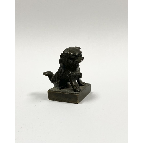 25 - A QING DYNASTY CHINESE BRONZE ‘FOO DOG’ SEAL, the seal surmounted by foo dog in seated position, fac... 