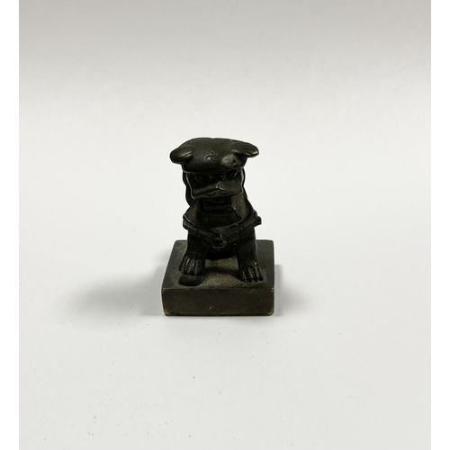 25 - A QING DYNASTY CHINESE BRONZE ‘FOO DOG’ SEAL, the seal surmounted by foo dog in seated position, fac... 