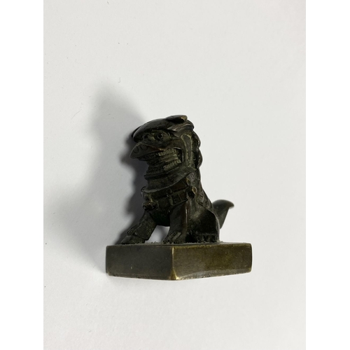 25 - A QING DYNASTY CHINESE BRONZE ‘FOO DOG’ SEAL, the seal surmounted by foo dog in seated position, fac... 