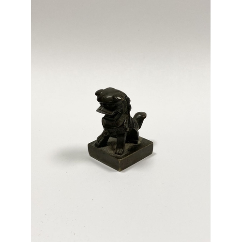 25 - A QING DYNASTY CHINESE BRONZE ‘FOO DOG’ SEAL, the seal surmounted by foo dog in seated position, fac... 