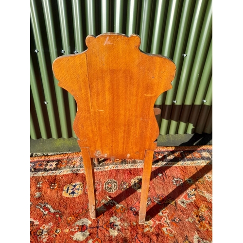 250 - A GOOD MAHOGANY CARVED HALL CHAIR, with carved shield back, raised on turned leg. In overall good co... 