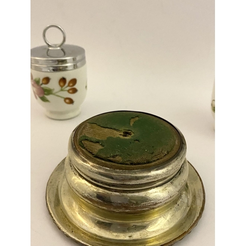 262 - A MIXED LOT TO INCLUDE (i) a pair of Royal Worcester egg coddlers, with original box, (ii) a vintage... 