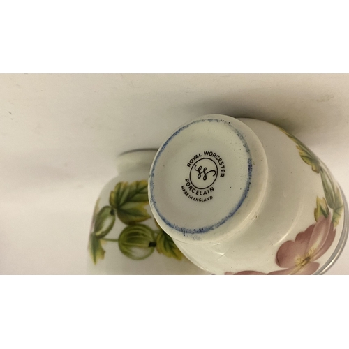 262 - A MIXED LOT TO INCLUDE (i) a pair of Royal Worcester egg coddlers, with original box, (ii) a vintage... 