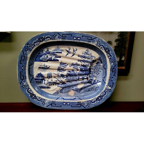 272 - A SELECTION OF WEDGEWOOD BLUE & WHITE WILLOW-WARE, along with a large blue & white willow-ware meat ... 