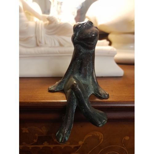 305 - A CHARMING BRONZE SCULPTURE OF SITTING FROG, dimensions: 10cm x 4cm approx.