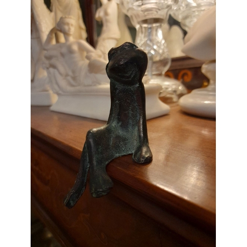 305 - A CHARMING BRONZE SCULPTURE OF SITTING FROG, dimensions: 10cm x 4cm approx.