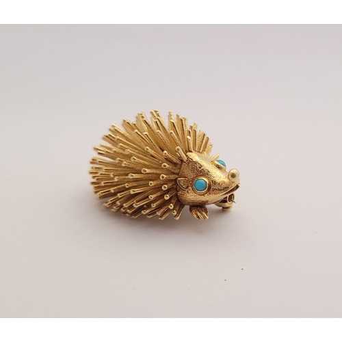 32 - A WHIMSICAL 1970S 18CT YELLOW GOLD HEDGEHOG BROOCH, the lovely little brooch is covered in a body of... 