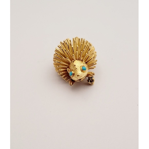 32 - A WHIMSICAL 1970S 18CT YELLOW GOLD HEDGEHOG BROOCH, the lovely little brooch is covered in a body of... 