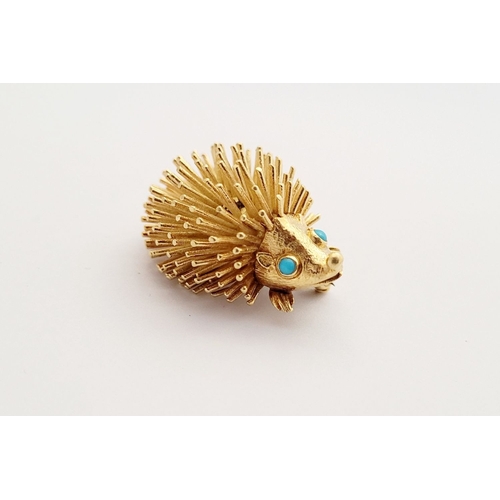 32 - A WHIMSICAL 1970S 18CT YELLOW GOLD HEDGEHOG BROOCH, the lovely little brooch is covered in a body of... 