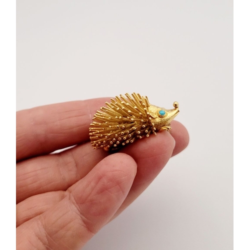 32 - A WHIMSICAL 1970S 18CT YELLOW GOLD HEDGEHOG BROOCH, the lovely little brooch is covered in a body of... 