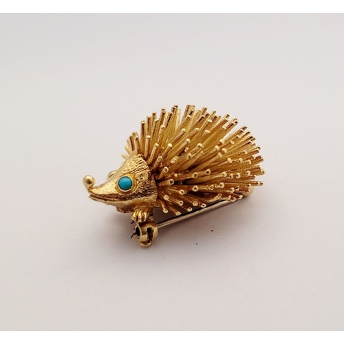 32 - A WHIMSICAL 1970S 18CT YELLOW GOLD HEDGEHOG BROOCH, the lovely little brooch is covered in a body of... 