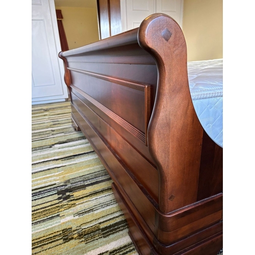 321 - AN EXCELLENT MAHOGANY SLEIGH BED, with panelling to bedframe and base, raised on bracket feet. Dimen... 