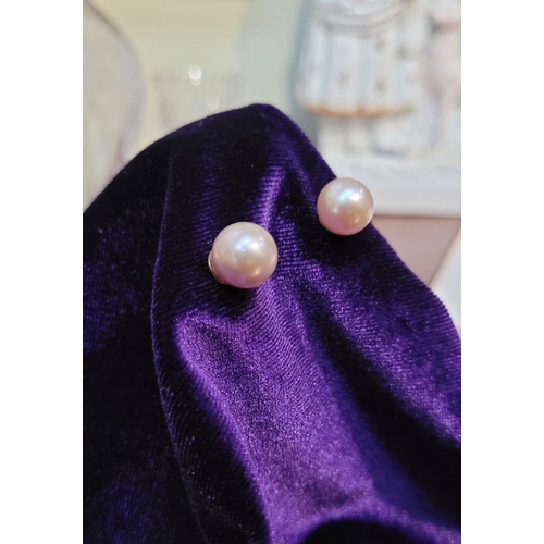 33 - A VINTAGE PAIR OF BLUSH PINK PEARL EARRINGS, with yellow gold coloured backings. A lovely pair, nice... 