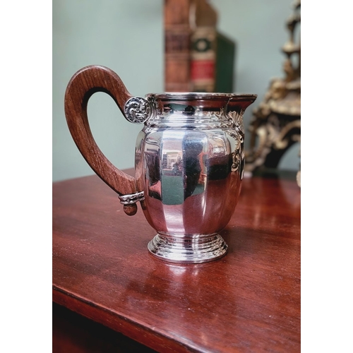 41 - A VERY GOOD QUALITY FRENCH SILVER LOUIS XVI STYLE JUG, finely crafted piece has a beautiful wooden s... 