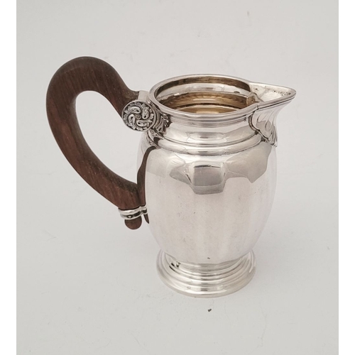 41 - A VERY GOOD QUALITY FRENCH SILVER LOUIS XVI STYLE JUG, finely crafted piece has a beautiful wooden s... 