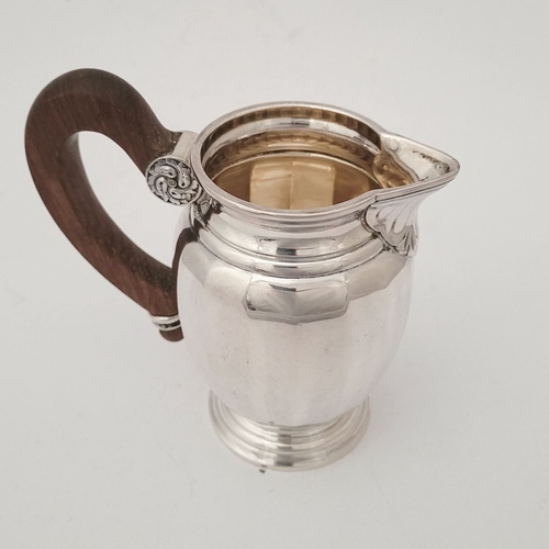 41 - A VERY GOOD QUALITY FRENCH SILVER LOUIS XVI STYLE JUG, finely crafted piece has a beautiful wooden s... 