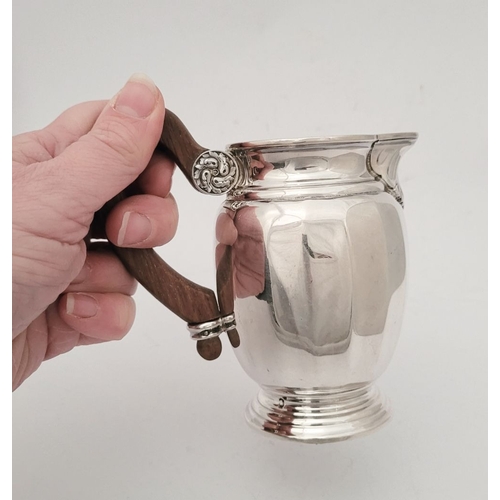 41 - A VERY GOOD QUALITY FRENCH SILVER LOUIS XVI STYLE JUG, finely crafted piece has a beautiful wooden s... 