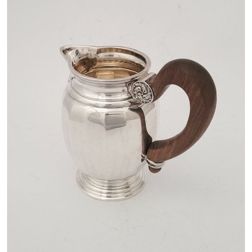 41 - A VERY GOOD QUALITY FRENCH SILVER LOUIS XVI STYLE JUG, finely crafted piece has a beautiful wooden s... 