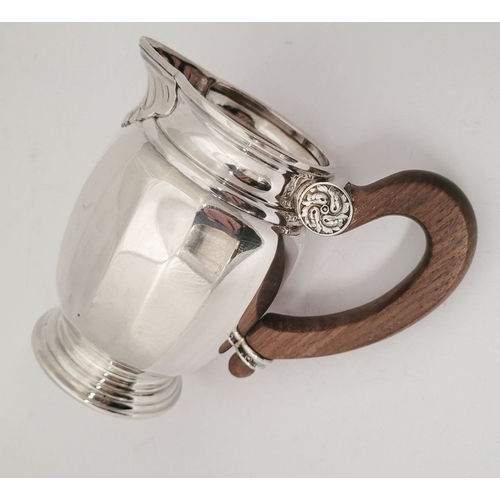 41 - A VERY GOOD QUALITY FRENCH SILVER LOUIS XVI STYLE JUG, finely crafted piece has a beautiful wooden s... 