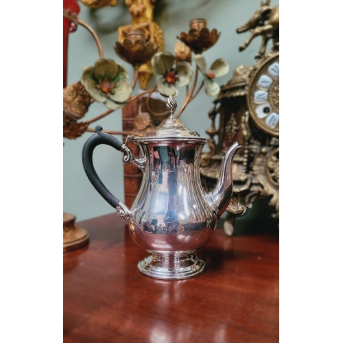 44 - A GOOD QUALITY EARLY 20TH CENTURY SILVER HOT-WATER POT / BATCHELOR'S TEA POT, with ebony scroll shap... 