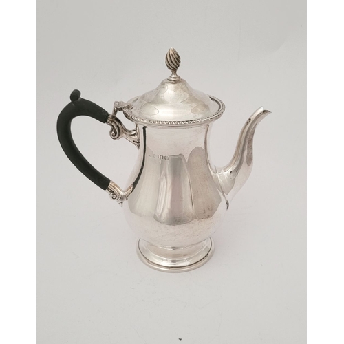 44 - A GOOD QUALITY EARLY 20TH CENTURY SILVER HOT-WATER POT / BATCHELOR'S TEA POT, with ebony scroll shap... 