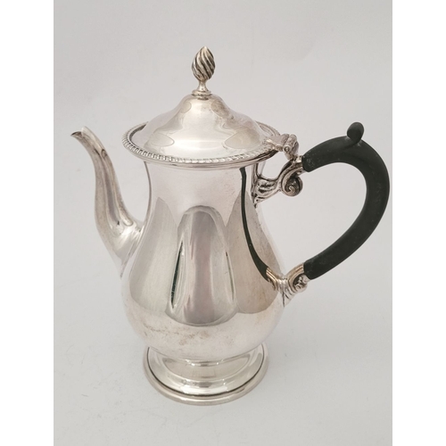 44 - A GOOD QUALITY EARLY 20TH CENTURY SILVER HOT-WATER POT / BATCHELOR'S TEA POT, with ebony scroll shap... 