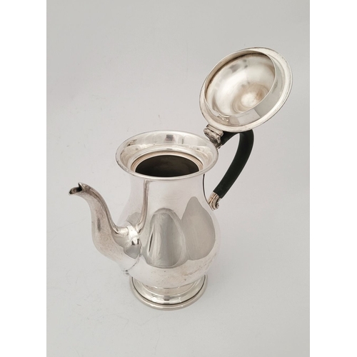 44 - A GOOD QUALITY EARLY 20TH CENTURY SILVER HOT-WATER POT / BATCHELOR'S TEA POT, with ebony scroll shap... 