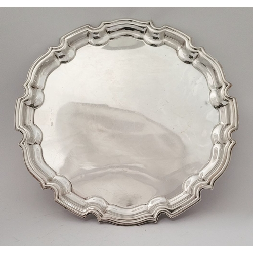 47 - A LARGE GOOD QUALITY 20TH CENTURY SILVER SALVER DISH, with scalloped raised rim, Birmingham hallmark... 