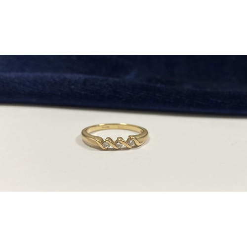 50 - A BEAUTIFUL 9CT YELLOW GOLD THREE STONE DIAMOND RING, with three beautiful round cut diamonds in twi... 