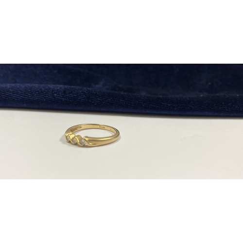 50 - A BEAUTIFUL 9CT YELLOW GOLD THREE STONE DIAMOND RING, with three beautiful round cut diamonds in twi... 