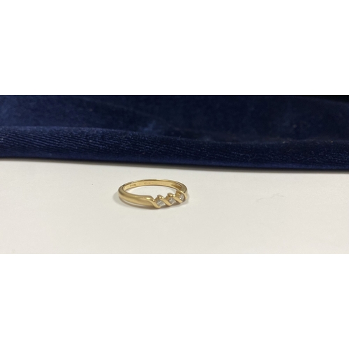 50 - A BEAUTIFUL 9CT YELLOW GOLD THREE STONE DIAMOND RING, with three beautiful round cut diamonds in twi... 