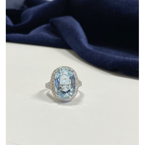 6 - AN EXCEPTIONAL 18CT WHITE GOLD AQUAMARINE & DIAMOND RING, the large central oval cut aquamarine weig... 